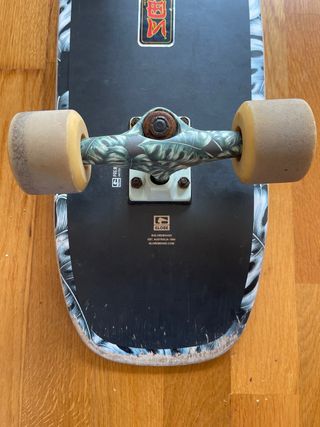 Skate GLOBE adulto con diseño de hojas monstera