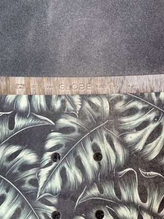 Skate GLOBE adulto con diseño de hojas monstera