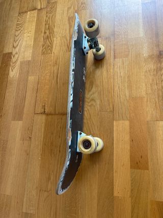 Skate GLOBE adulto con diseño de hojas monstera