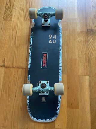 Skate GLOBE adulto con diseño de hojas monstera