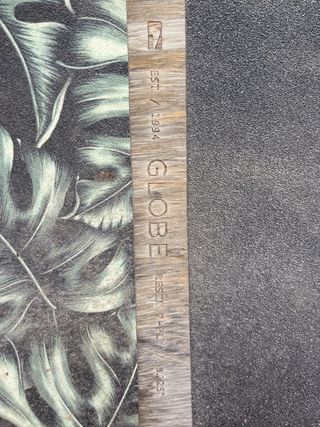 Skate GLOBE adulto con diseño de hojas monstera