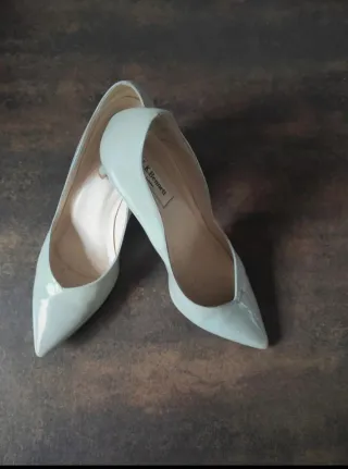 Zapatos de tacón charol gris claro