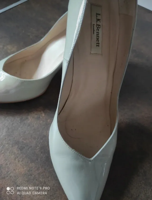 Zapatos de tacón charol gris claro