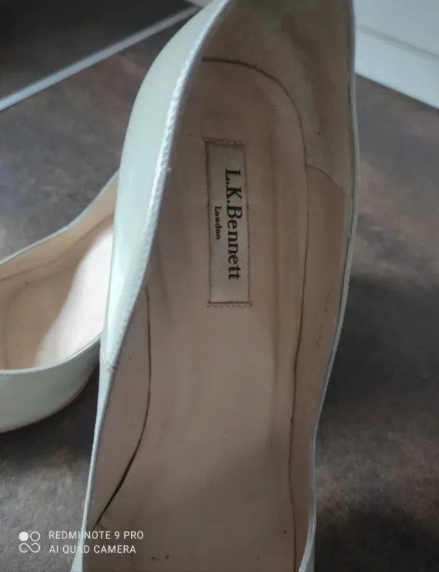 Zapatos de tacón charol gris claro