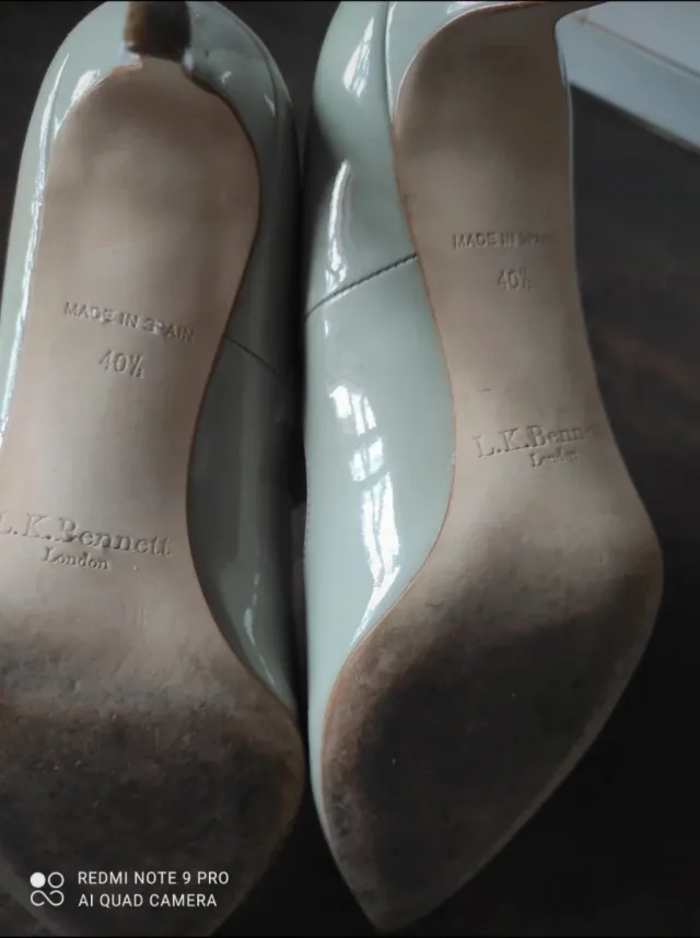 Zapatos de tacón charol gris claro