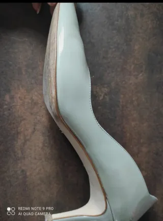 Zapatos de tacón charol gris claro