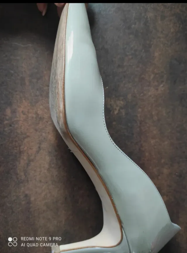 Zapatos de tacón charol gris claro