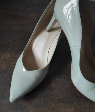 Zapatos de tacón charol gris claro