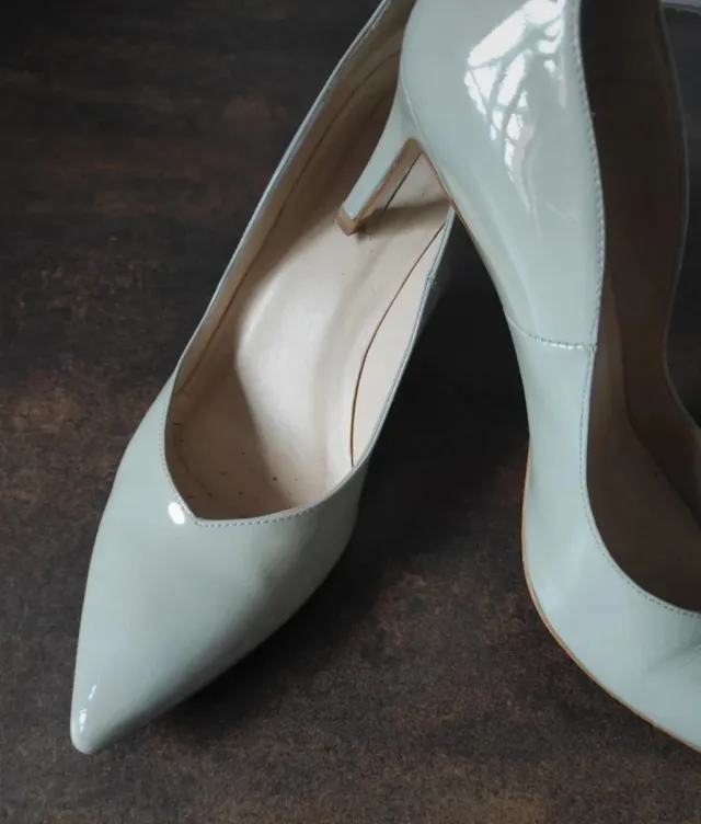 Zapatos de tacón charol gris claro