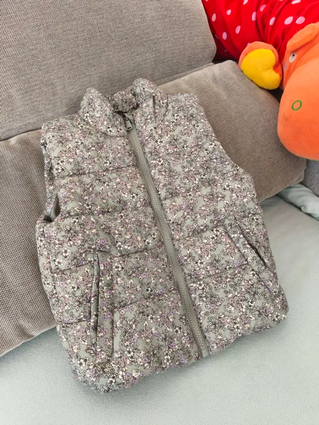 Chaleco acolchado H&M flores niña