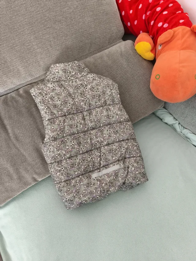 Chaleco acolchado H&M flores niña