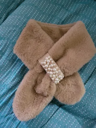 Sciarpa in eco pelliccia con perle