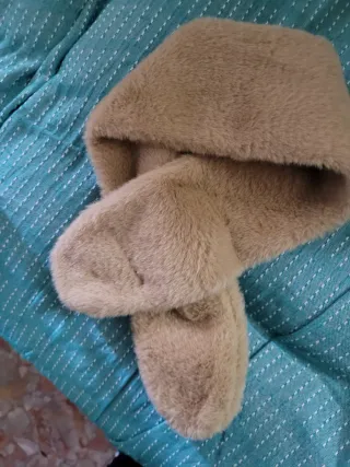 Sciarpa in eco pelliccia con perle