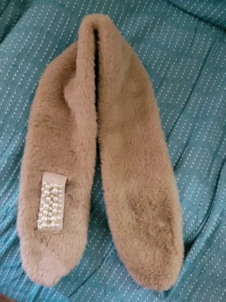 Sciarpa in eco pelliccia con perle