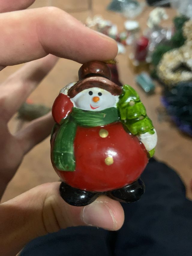 Figurita cerámica Navidad niña árbol
