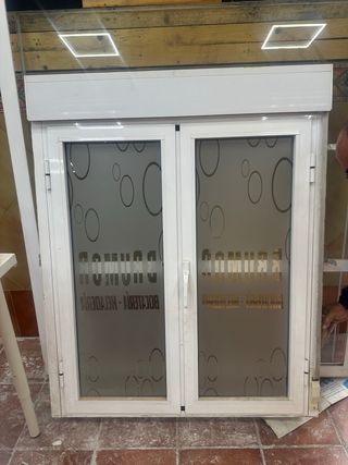 Ventana con persiana