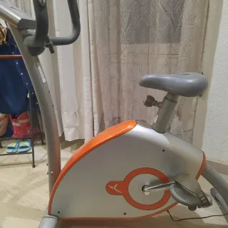 Bicicleta estática naranja y gris
