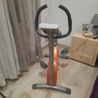 Bicicleta estática naranja y gris