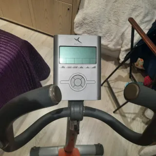 Bicicleta estática naranja y gris