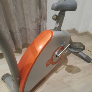 Bicicleta estática naranja y gris
