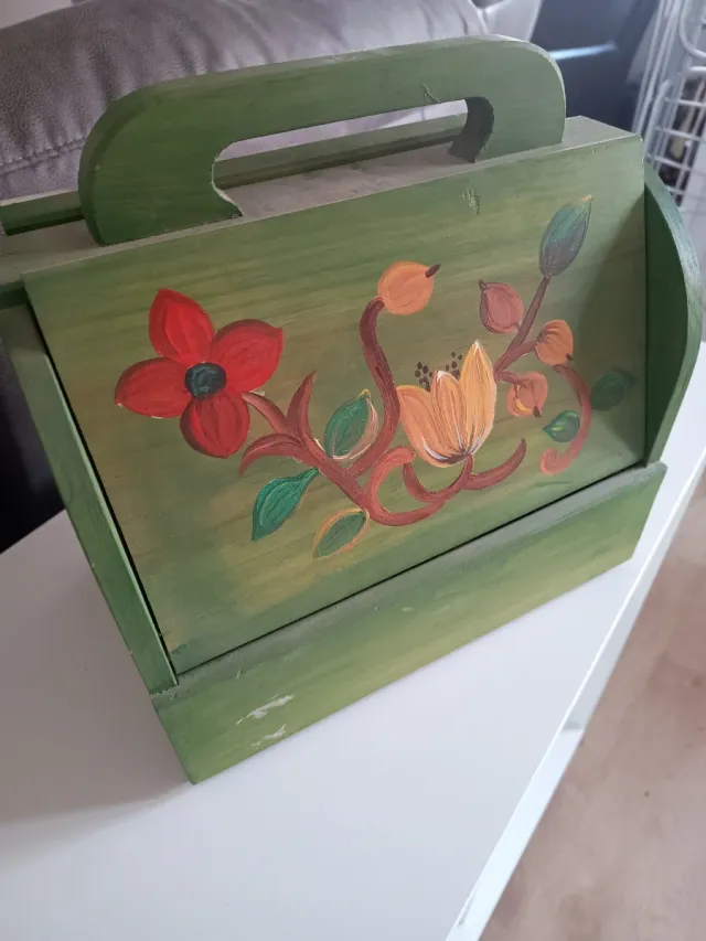 Caja de costura vintage decorada