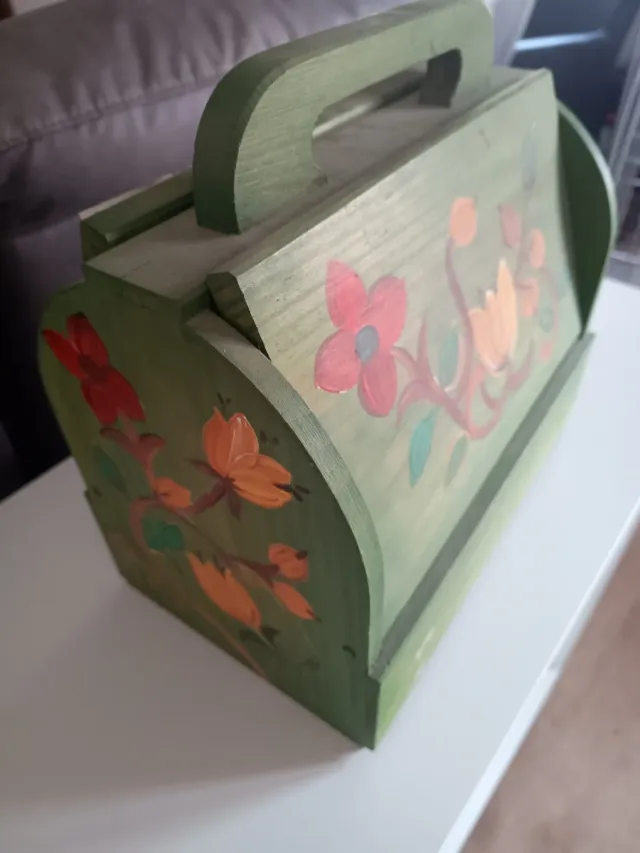 Caja de costura vintage decorada