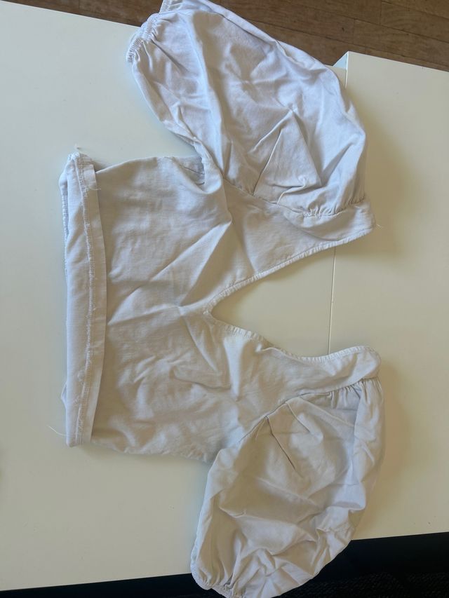 Top blanco con mangas abullonadas