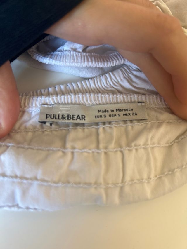 Top blanco con mangas abullonadas