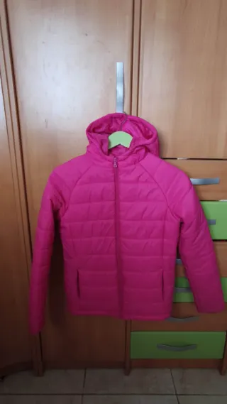 Abrigo rosa con capucha