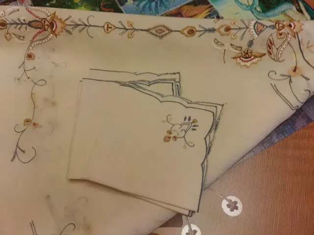 Tovaglia rotonda ricamata beige