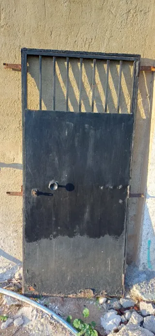 Puerta de hierro para exterior