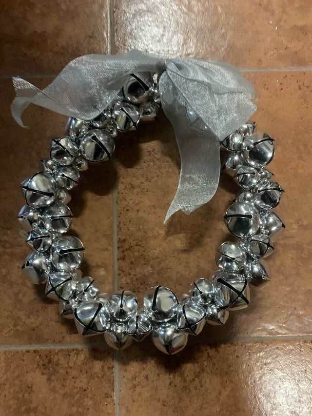 Corona de puerta con cascabeles y lazo plateado