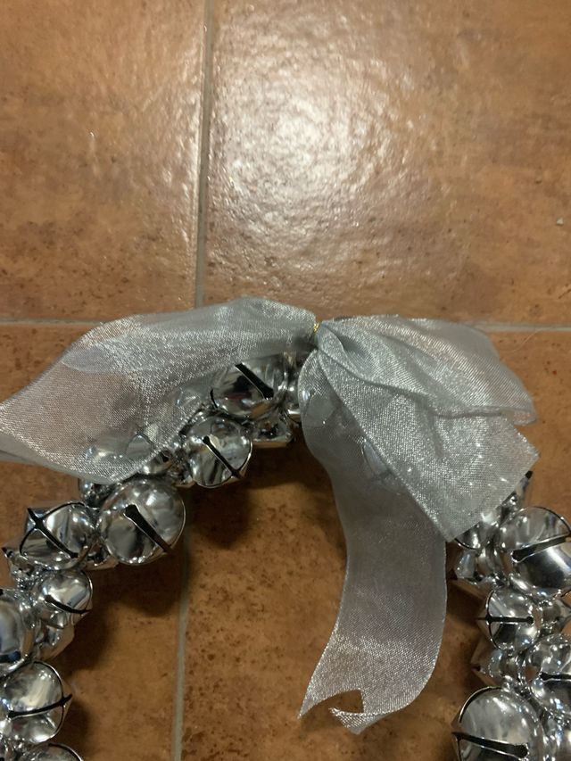 Corona de puerta con cascabeles y lazo plateado