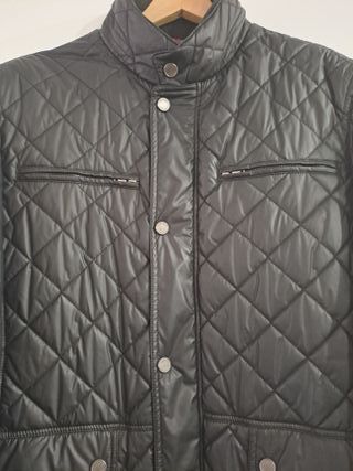 Chaqueta impermeable rombos hombre negra