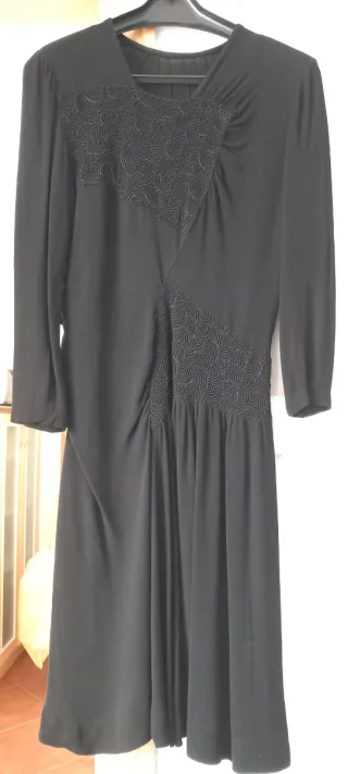 Antiguo Vestido de novia negro con pedrería 1947