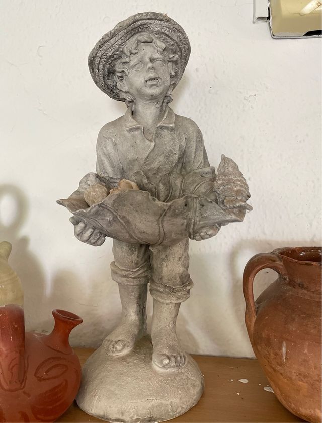 Figura niño con sombrero y cesta