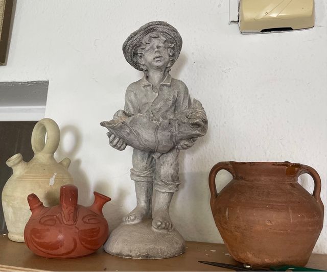 Figura niño con sombrero y cesta