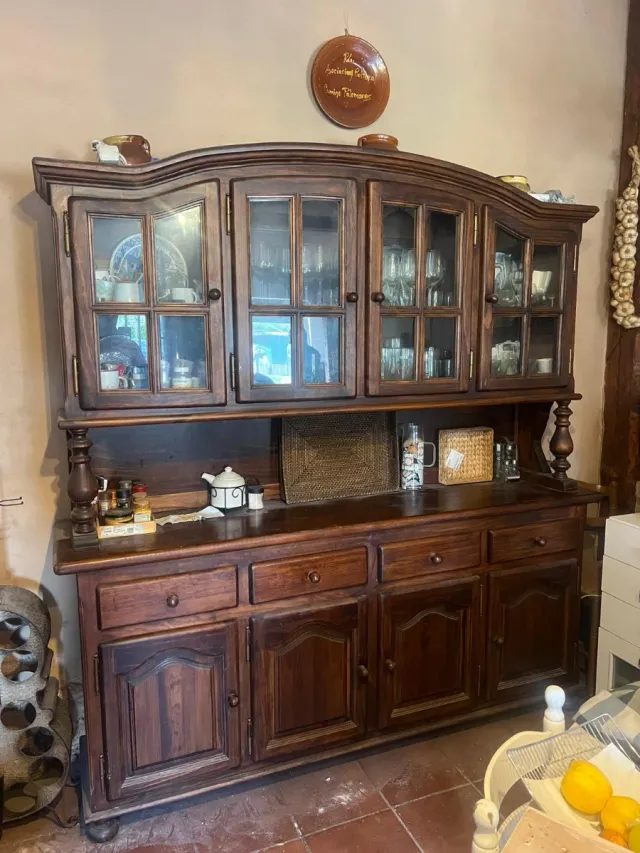 Alacena de pino macizo teñido.