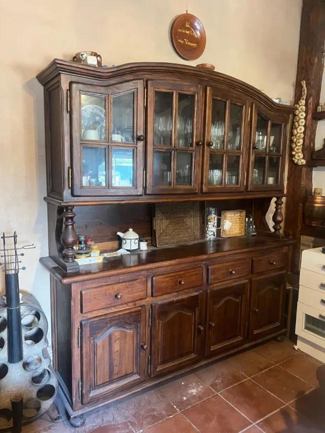 Alacena de pino macizo teñido.