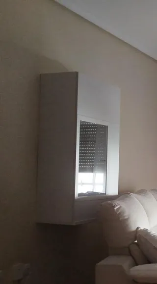 Vitrina de madera y cristal