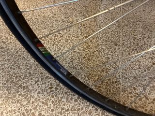 Bicicleta de carretera amarilla