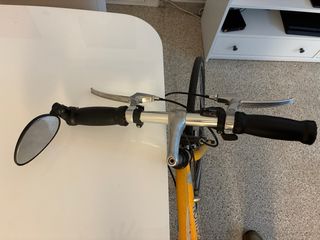 Bicicleta de carretera amarilla