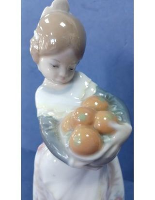 FIGURA LLADRO VALENCIANA CON NARANJAS