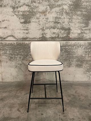 Taburete Wayne  Crema de vainilla y metal negro altura 65 cm NV GALLERY
