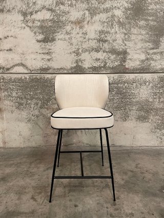 Taburete Wayne  Crema de vainilla y metal negro altura 65 cm NV GALLERY