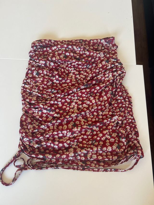 Falda corta floral con cordones ajustable