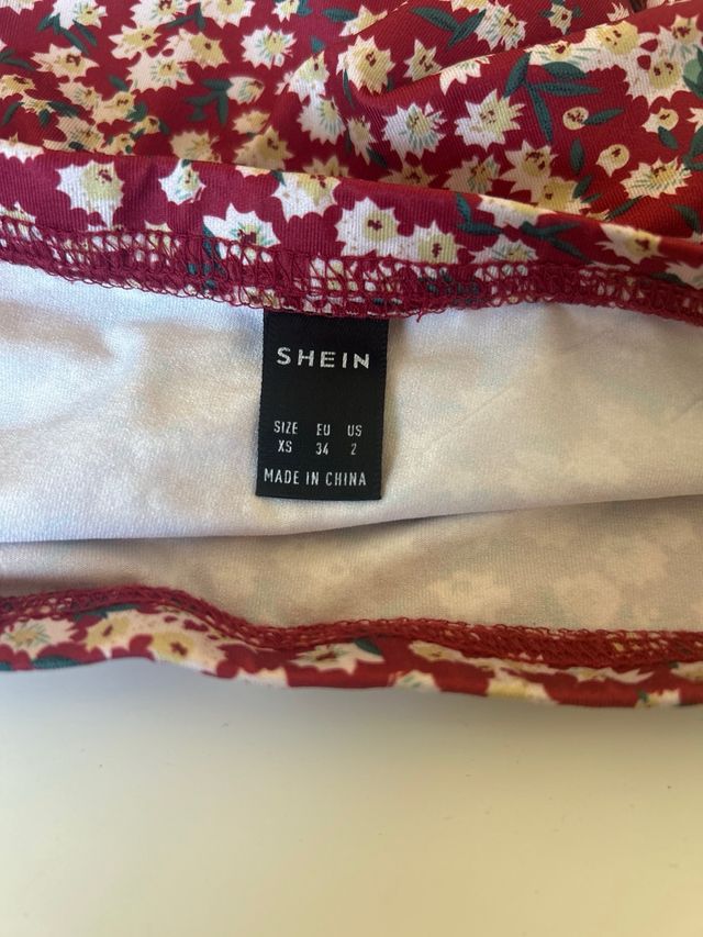 Falda corta floral con cordones ajustable