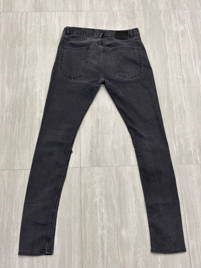 Pantalones grises rotos hombre