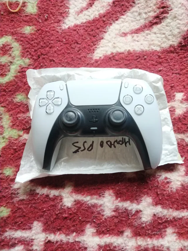 Controller DualSense PS5 con joystick magnetici TMR