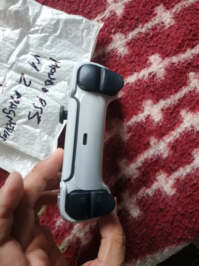 Controller DualSense PS5 con joystick magnetici TMR